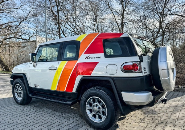 Toyota FJ cena 156900 przebieg: 86000, rok produkcji 2013 z Warszawa małe 301